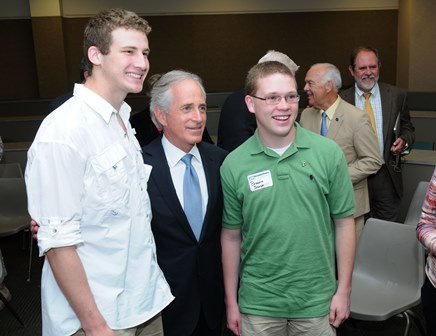 Senator Bob Corker poses for photo with 2 ETSU students