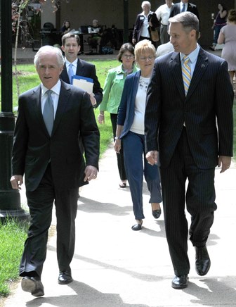 Senator Bob Corker walking down sidewalk with ETSU President Brian Noland