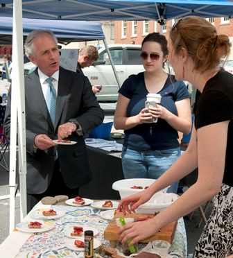 Senator Bob  Corker talks with vendor at ETSU Farmer's Market