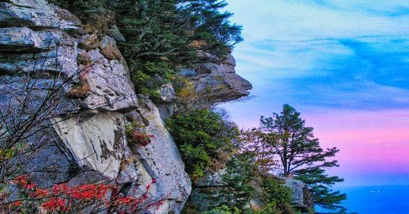 Caesars Head State Park is located on the border of North and South Carolina. It is known for its long-range views of the North Carolina mountains falling in elevation to the piedmont lowlands of South Carolina.