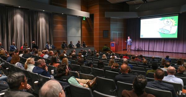 Audience during presentation at previous supply chain summit.