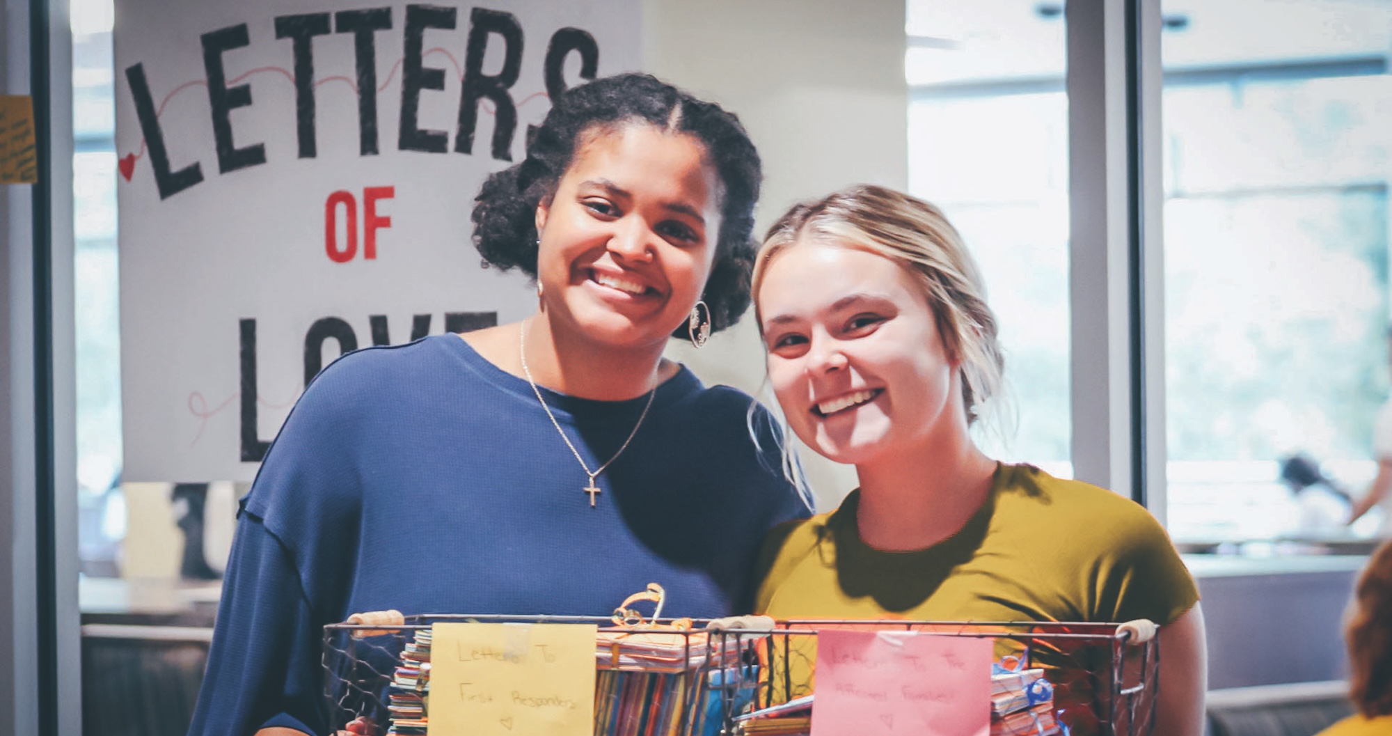 Two Roan Scholars collect Letters of Love at an ETSU event.