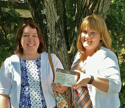 Nakia Woodward receiving award from SIS Alumni Society President Amy Dye-Reeves