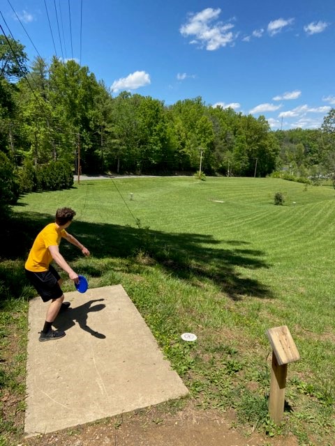 guy playing disc golf
